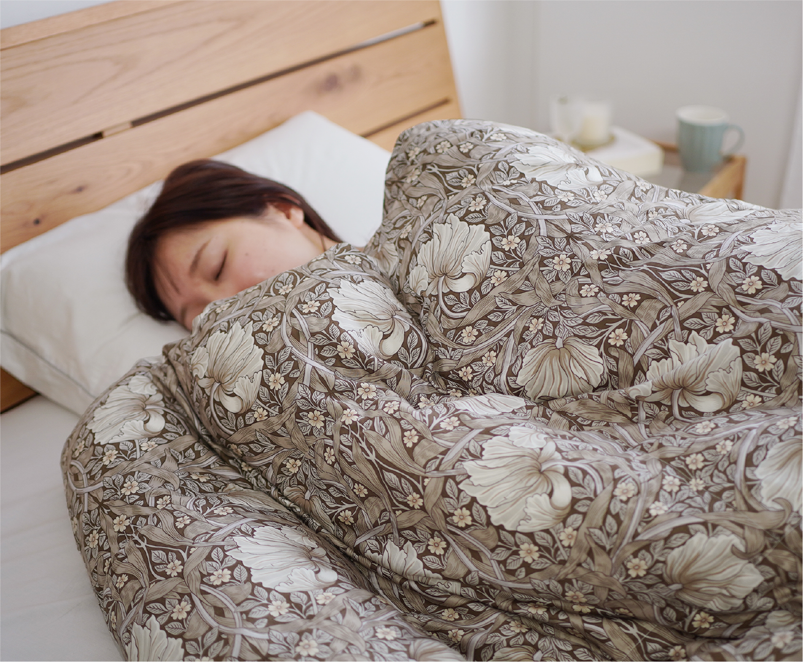 しあわせふとんに包まれて暖かそうにしている女性